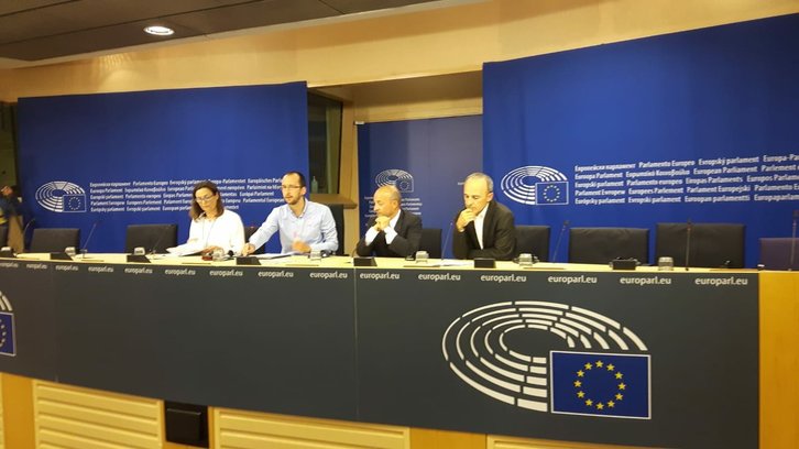 Joseba Belaustegi, en la comparecencia junto a Benito, Juaristi y Montserrat Mir, de la Confederación Europea de Sindicatos. (@tgurasos)
