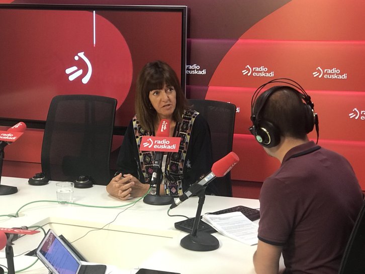 Idoia Mendia, en los estudios de Radio Euskadi. (@Boulevardeitb)