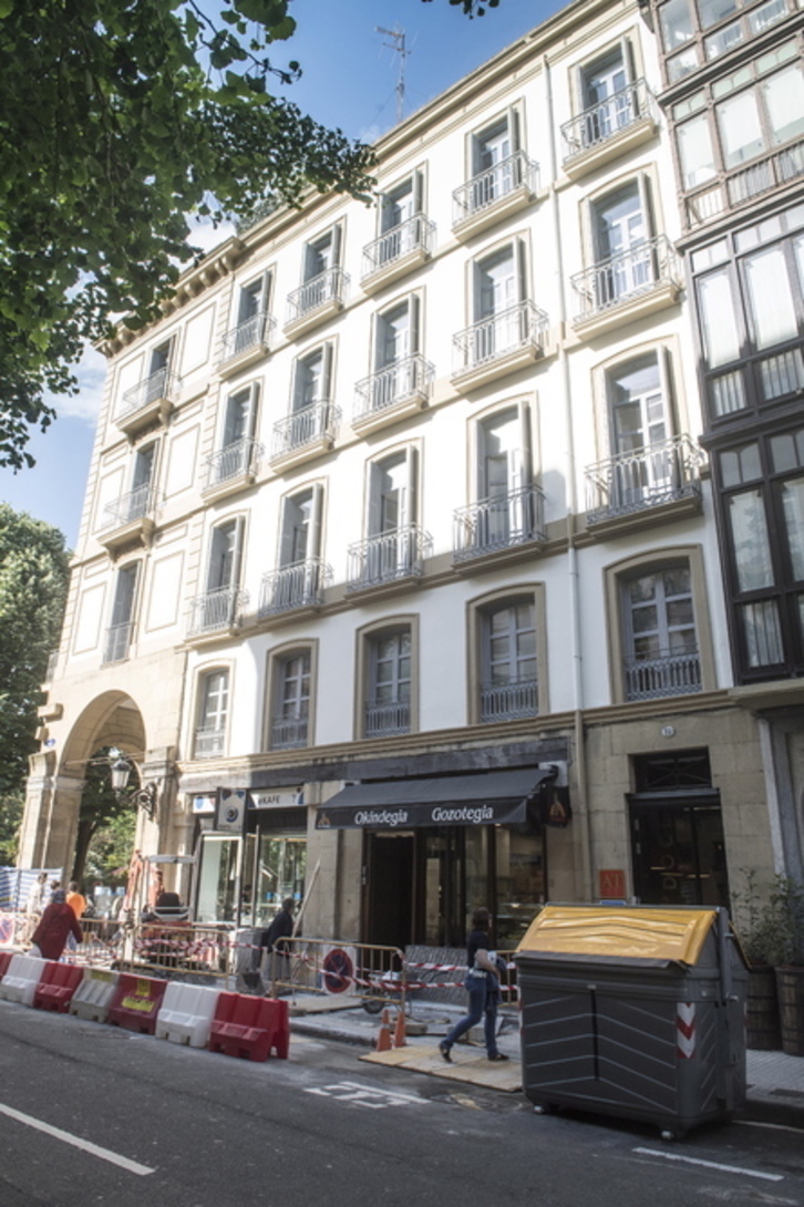 Este edificio se enfrenta a una sanción del Ayuntamiento por convertirlo en alojamiento turístico ilegal. (Jon URBE/FOKU)