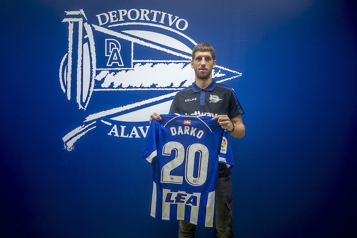 Darko Brasanac, con su camiseta del Alavés. (Jaizki FONTANEDA/FOKU)