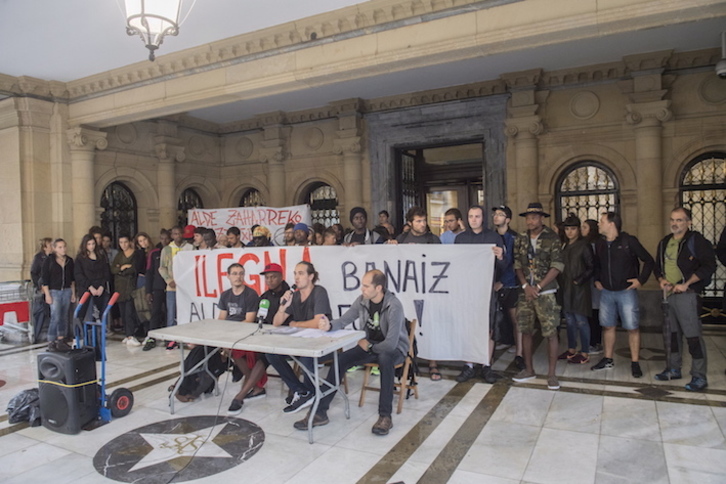 Txantxarrekako kideek Donostiako Udaletxearen atarian egin dute agerraldia. (Gorka RUBIO/FOKU)