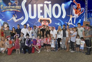 Jugadores y jugadoras del Athletic, junto a representantes institucionales y del equipo técnico, durante la tarde de circo. (ATHLETIC)