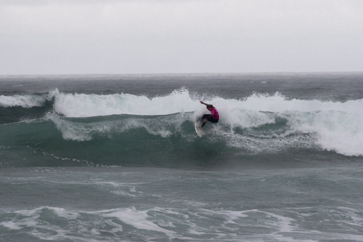 La labortana Pauline Ado, integrante del circuito mundial, surfea una ola en una prueba en Zarautz. (Gorka RUBIO / FOKU)