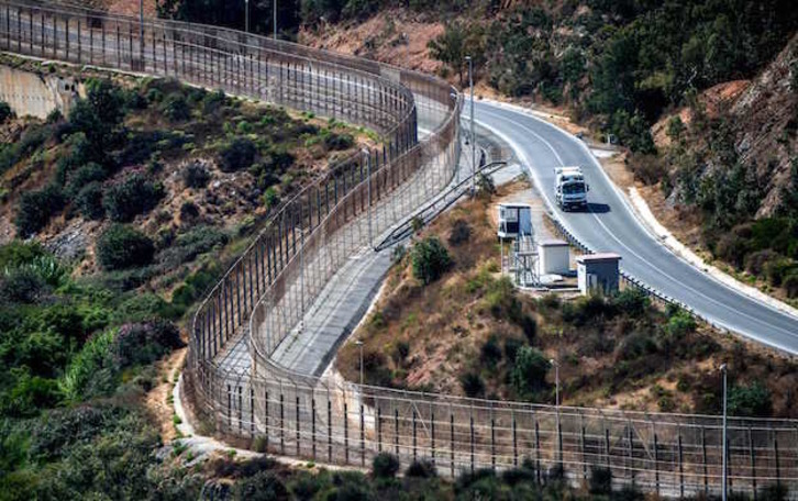 Imagen de archivo de la valla fronteriza en Ceuta. (FADEL SENNA / AFP)