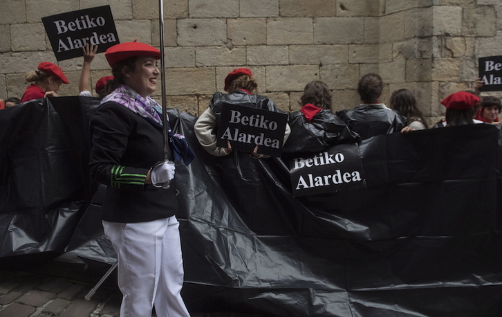 Plásticos negros al paso del Alarde igualitario el año pasado en Hondarribia. (Jon URBE / FOKU)