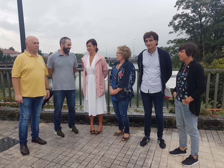 EH Bilduko ordezkariek migrazio politika izan dute aztergai Irun eta Hendaia arteko Santiago zubian. (EH BILDU)