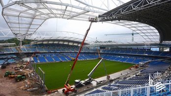 Trabajos de instalación del césped en Anoeta. (REAL SOCIEDAD)