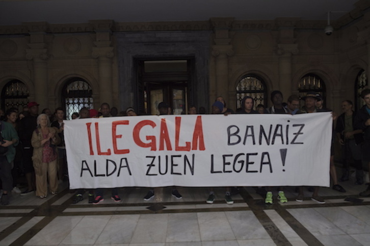 Migratzaileen egoera salatzeko elkarretaratzea, Donostiako udaletxearen atarian. (Gorka RUBIO/FOKU)