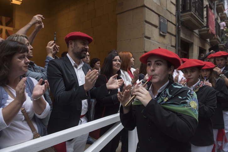 La directora de Emakunde, Izaskun Landaida, aplaude al paso del Alarde igualitario el año pasado. (Jon URBE / FOKU)