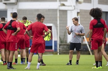 Arrasate, dirigiendo el entrenamiento de los rojillos en Taxoare. (OSASUNA)