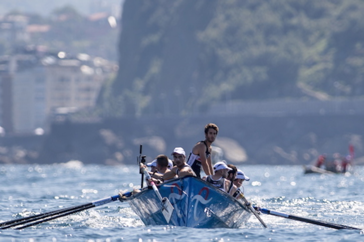 La embarcación de Urdaibai, el pasado domingo, durante la primera jornada de la Bandera de La Concha. (Juan Carlos RUIZ/FOKU)