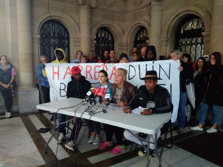 Harrera Sarea ha comparecido a las puertas del Ayuntamiento donostiarra. (@HamaikaTB)