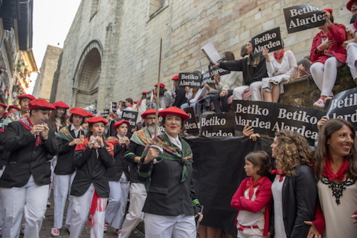 Plastiko beltz eta txistu artean, inoizko parte hartze handienarekin desfilatu du Jaizkibelek. (Juan Carlos RUIZ/FOKU)