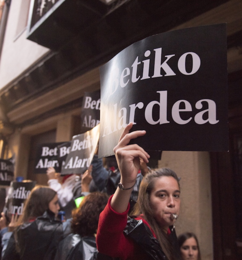 Alarde baztertzailearen aldekoek txilibitua jo dute Jaizkibel Kale Nagusitik igaro denean. (Juan Carlos RUIZ/FOKU)