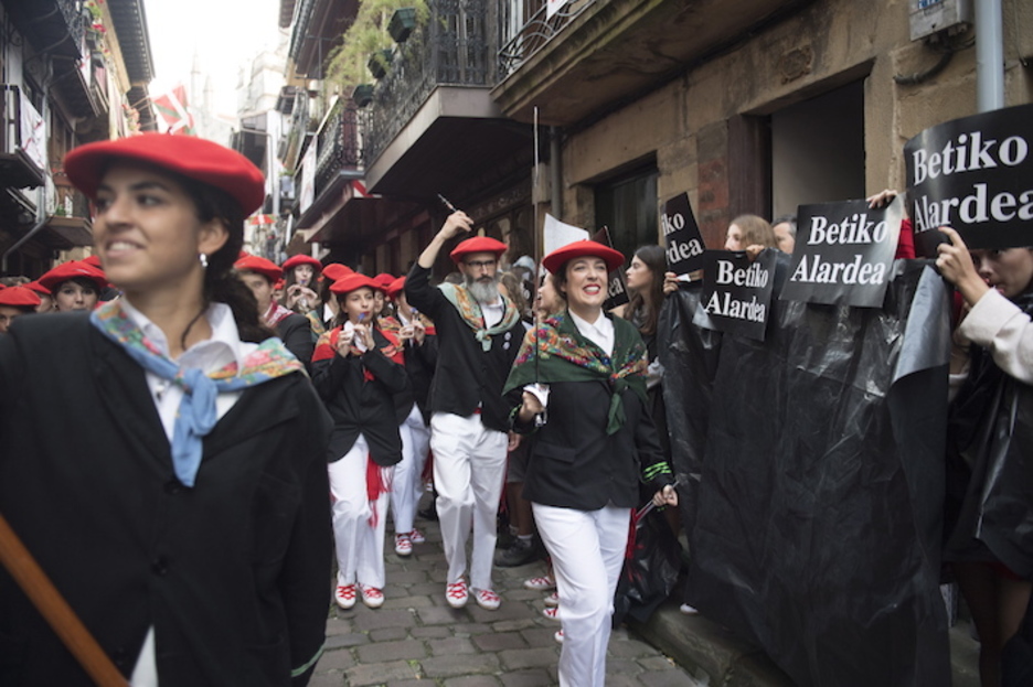 Beste behin, alarde baztertzailearen aldekoek plastiko beltzak jarri dituzte Kale Nagusian. (Juan Carlos RUIZ/FOKU)
