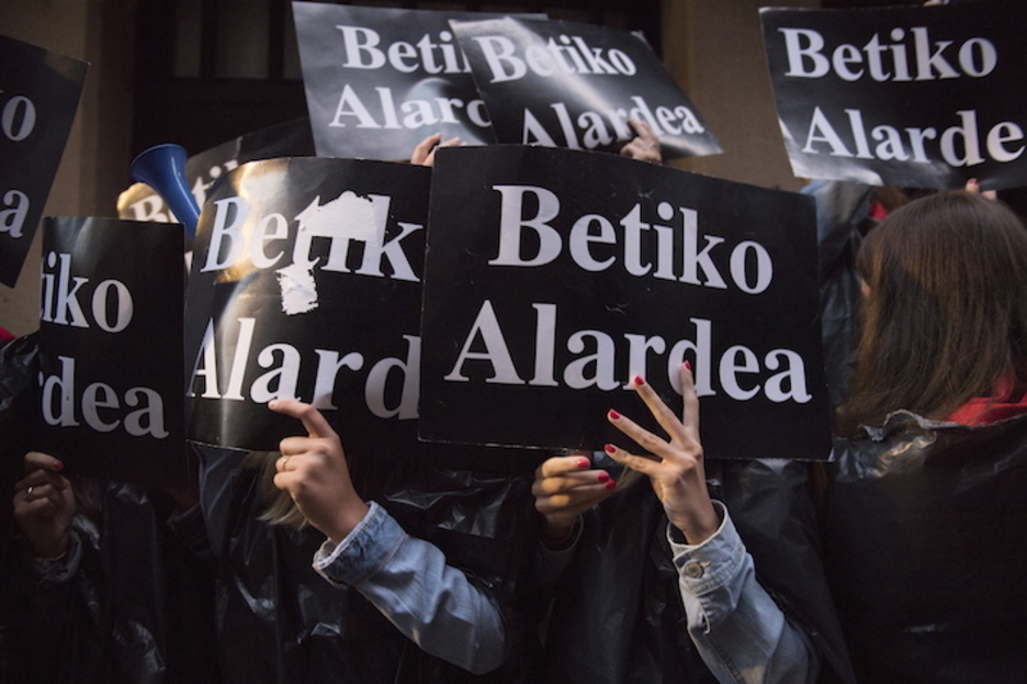 Alarde baztertzailearen aldeko kartelak. (Juan Carlos RUIZ/FOKU)
