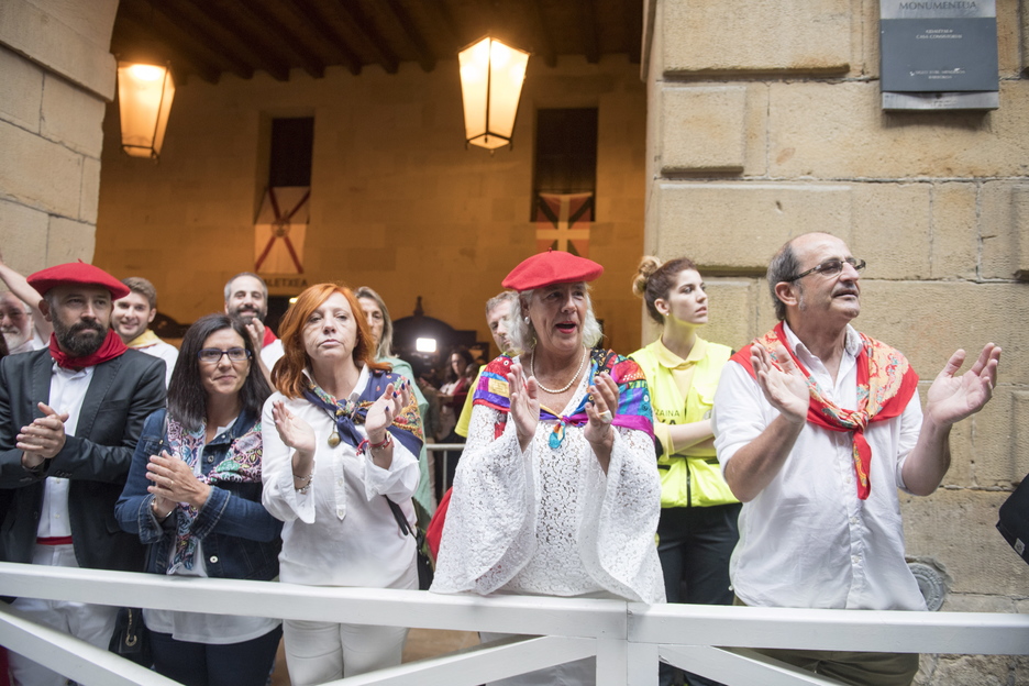 Denis Itxaso, Izaskun Landaida eta Garbiñe Biurrun, Jaizkibeli txaloka. (Juan Carlos RUIZ/FOKU)