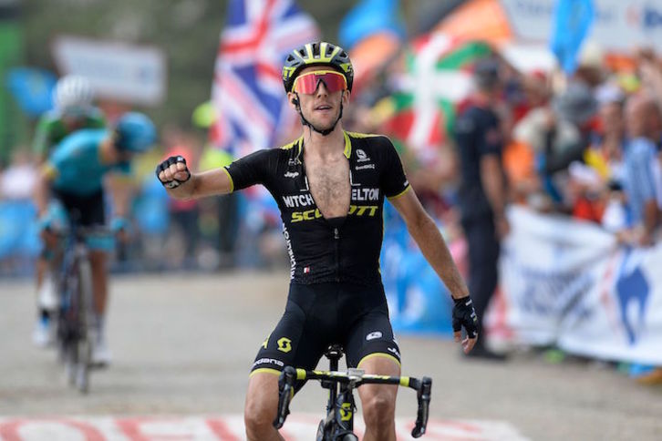 Simon Yates ha obtenido en Les Praeres la victoria de etapa que le permite recuperar el maillot rojo. (Miguel RIOPA/AFP)