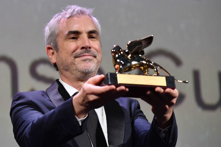 El cineasta mexicano Alfonso Cuarón, con el León de Oro. (Alberto PIZZOLI/AFP)