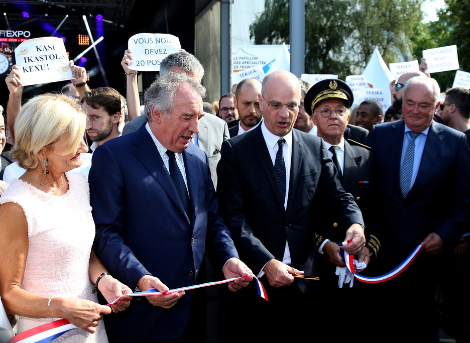 Aldarrikapenen artean estreinatu dute Paueko Azoka erakundeetako ordezkariek, horien artean Jean-Michel Blanquerrek. © Bob EDME