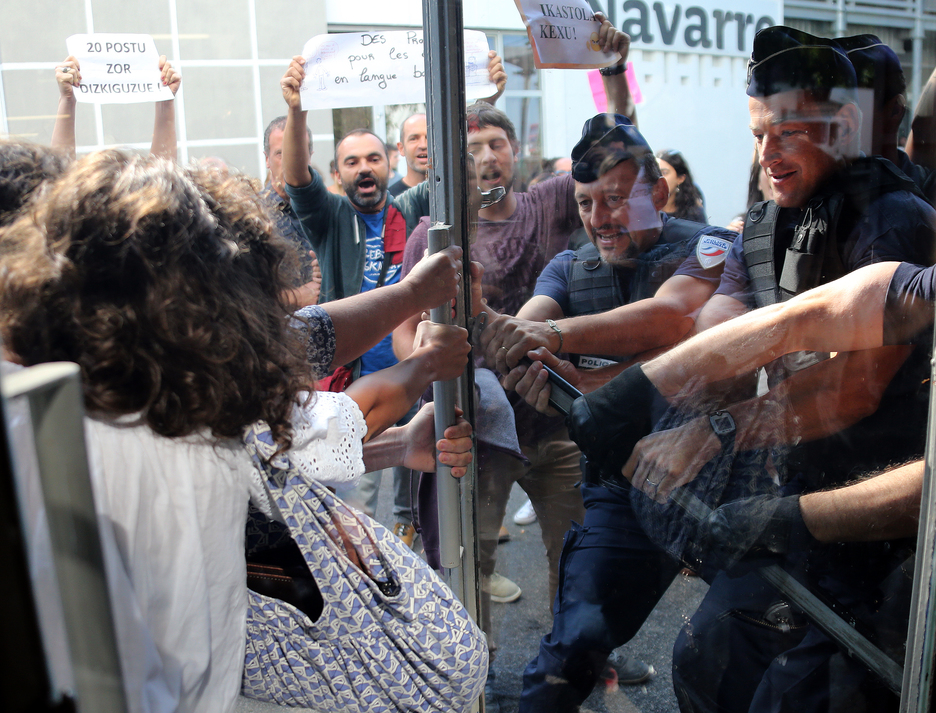 Lehen gelaren sarrera hetsi nahi izan dute poliziek, manifestariek ez zezaten Paueko Azokaren bisita ofizialean ekin. © Bob EDME