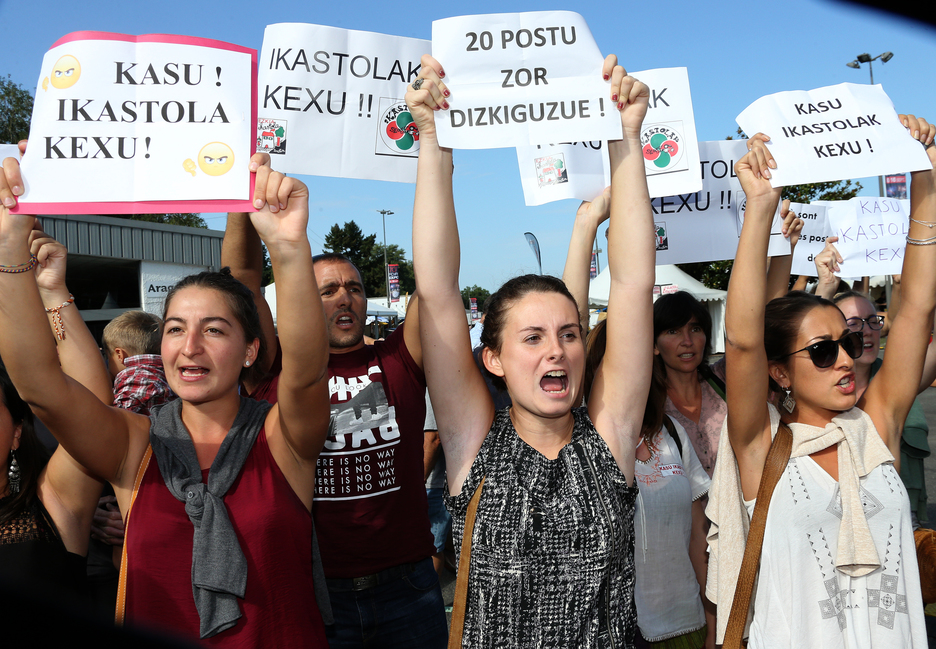 Hitz hartze ofizialeen tartean, publikoan jende guti zegoen eta gehien bat Seaskaren aldeko manifestariz osatua zen. © Bob EDME