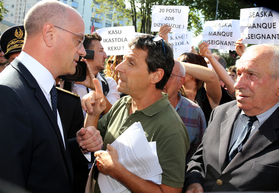 Hezkuntza Ministroak Seaskaren eskariak entzu ditu eta erantzunten saiatu da, baina ez du postu berririk hitz eman. © Bob EDME