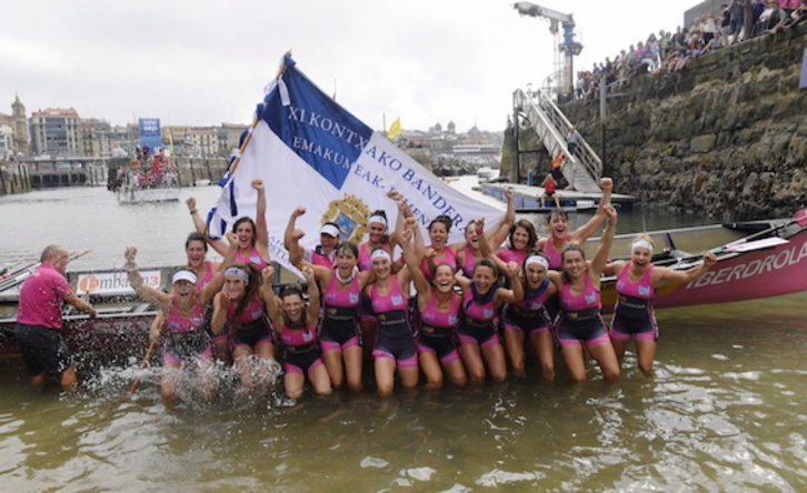 Las ‘bateleras’ celebran el repóker. (Gorka RUBIO/FOKU)