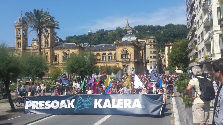Cabecera de la manifestación que ha recorrido hoy las calles donostiarras. (@sortuEH)