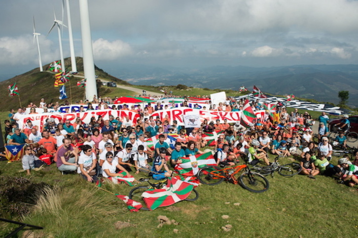Foto de familia en lo alto del monte Oiz. (Monika DEL VALLE/FOKU)
