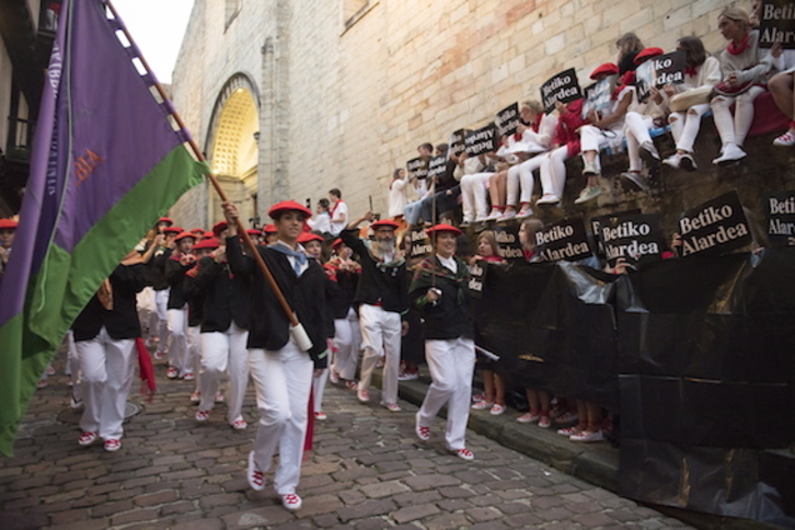 Plásticos negros y silbidos, al paso de Jaizkibel. (FOKU)