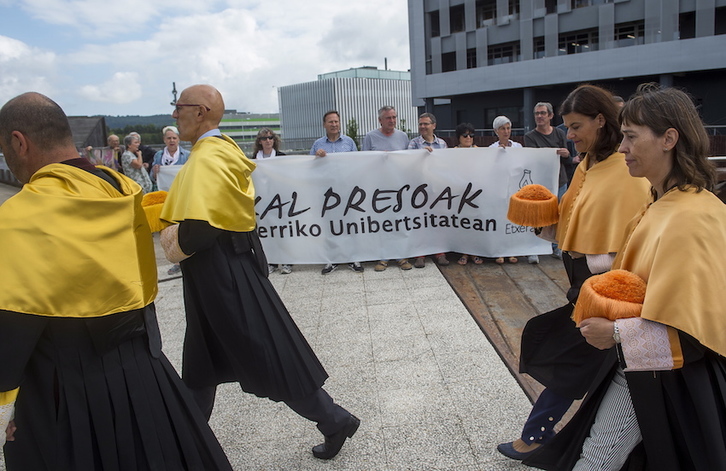 EHUren ikasturte hasierako ekitaldian egin du elkarretaratzea Etxeratek, Leioan. (Luis JAUREGIALTZO/FOKU)