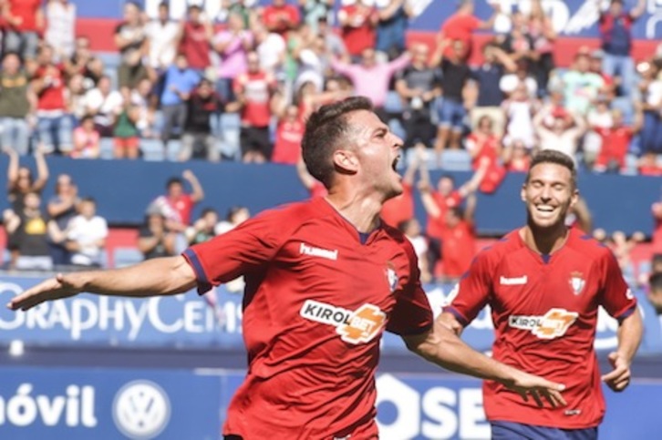 Villar, celebrando uno de los dos goles que ha marcado con Osasuna. (Idoia ZABALETA/FOKU)