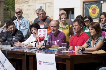 Representantes de la Junta de Mendiola y vecinos han comparecido ante los medios. (Juanan RUIZ / FOKU)