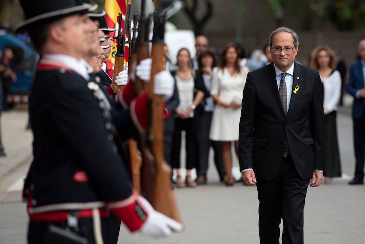 Torra pasa revista a la guardia de honor de los Mossos. (JOSEP LAGO / AFP)