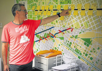 Últimos preparativos en la sede de la Assemblea Nacional Catalana para la gran manifestación de hoy. Carlos MORENO