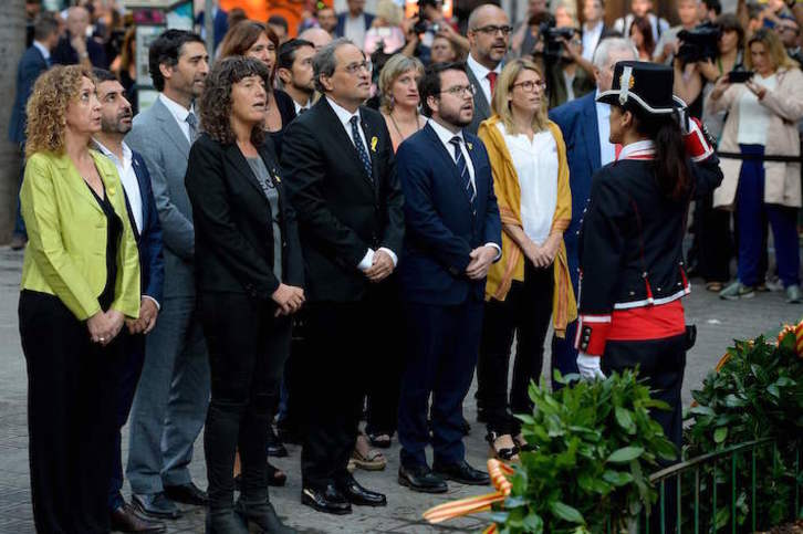 Miembros del Govern, con Quim Torra al frente, en la ofrenda floral. (Josep LAGO/AFP)