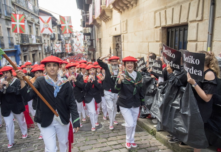 La compañía Jaizkibel tuvo que desfilar un año más entre plásticos negros, silbidos e insultos. (Juan Carlos RUIZ/FOKU)