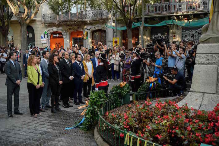 Ofrenda institucional ante el monumendo a Rafael Casanova. (Josep LAGO/AFP)
