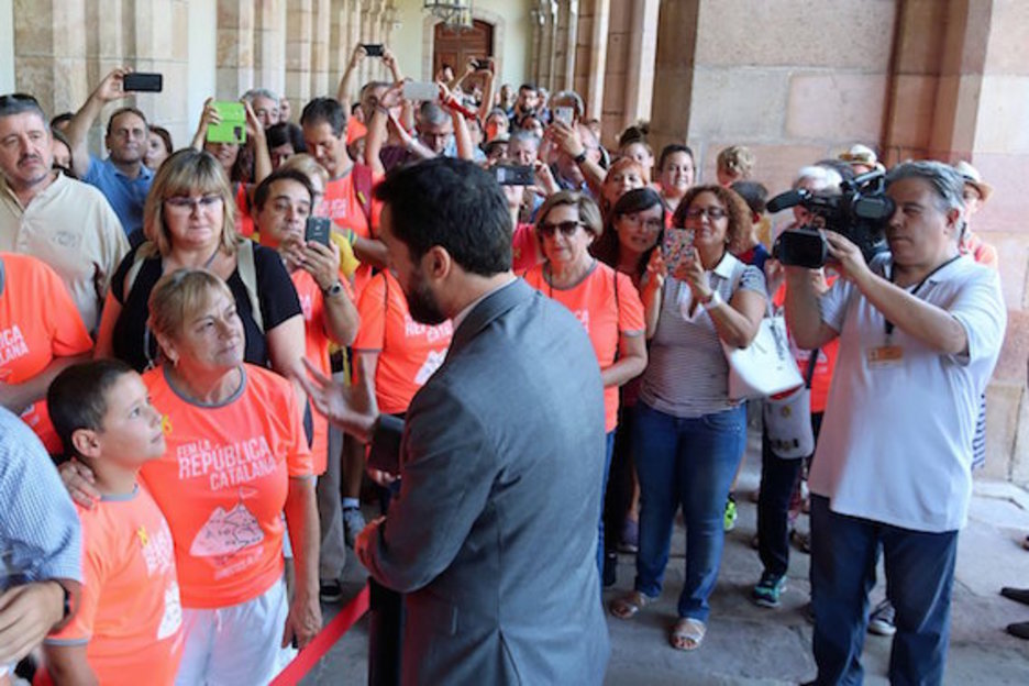 El Parlament ha celebrado una jornada de puertas abiertas. En la imagen, Torra conversa con unos visitantes. (@parlamentcat) El Parlament ha celebrado una jornada de puertas abiertas. En la imagen, Torra conversa con unos visitantes. (@parlamentcat)