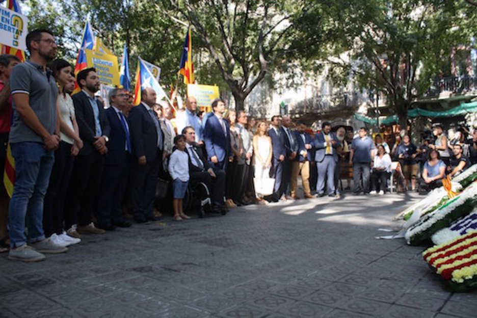 Jeltzales y convergentes, en la ofrenda a Casanova. (@Pdemocratacat) Jeltzales y convergentes, en la ofrenda a Casanova. (@Pdemocratacat)