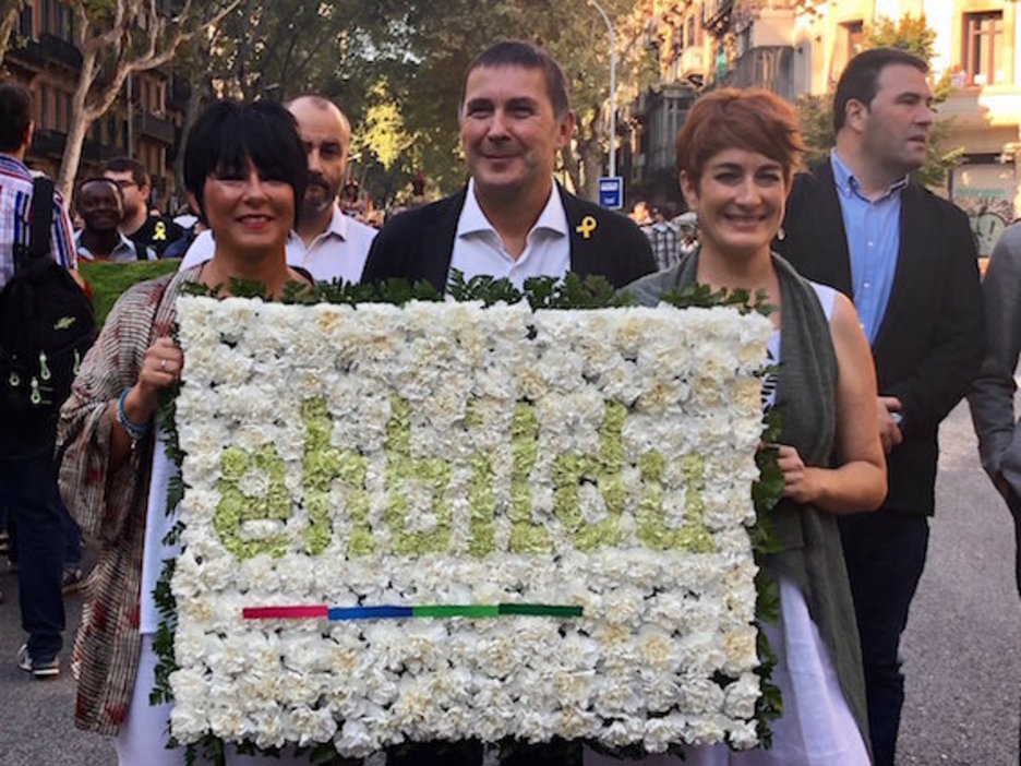 Iriarte, Otegi y Ruiz han formado la representación de EH Bildu en la Diada. (@ehbildu_legebil) Iriarte, Otegi y Ruiz han formado la representación de EH Bildu en la Diada. (@ehbildu_legebil)