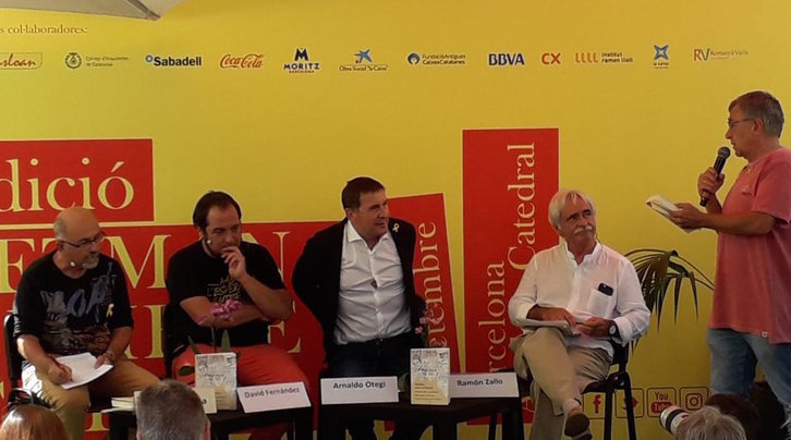 Txema García, David Fernández, Arnaldo Otegi y Ramón Zallo, en la presentación del libro. (@ehbildu)