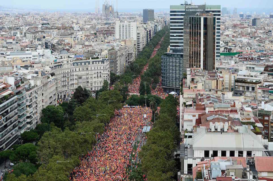 Aspecto que presentaba la Diagonal, abarrotada. (Josep LAGO/AFP)