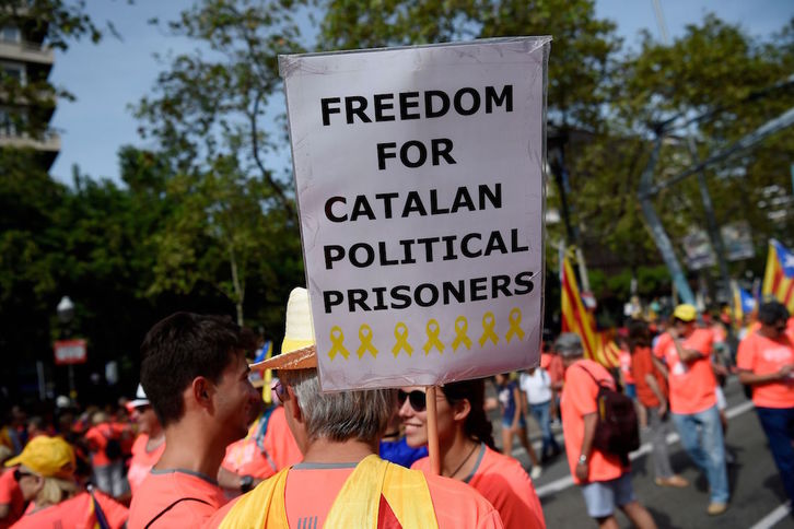 Cartel pidiendo la libertad para los presos políticos catalanes. (Josep LAGO/AFP)