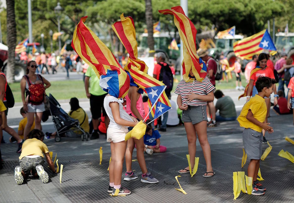 Un grupo de jóvenes juega con las esteladas. (Pau BARRENA/AFP) Un grupo de jóvenes juega con las esteladas. (Pau BARRENA/AFP)