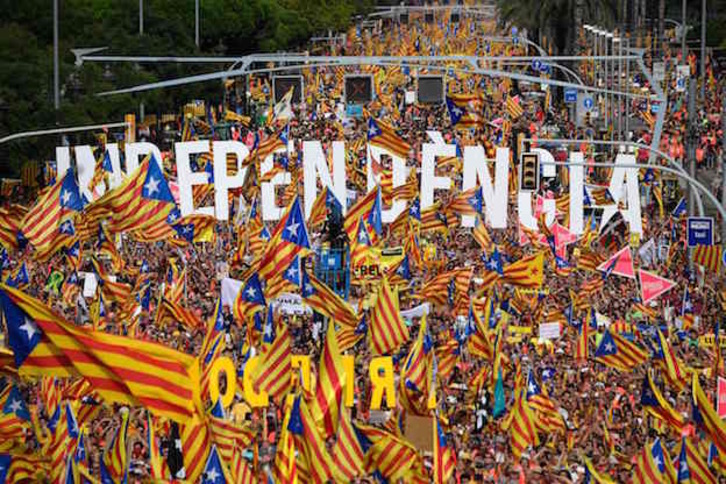 Parte de la Diagonal, colapsada con miles y miles de personas. (Lluis GENE / AFP)