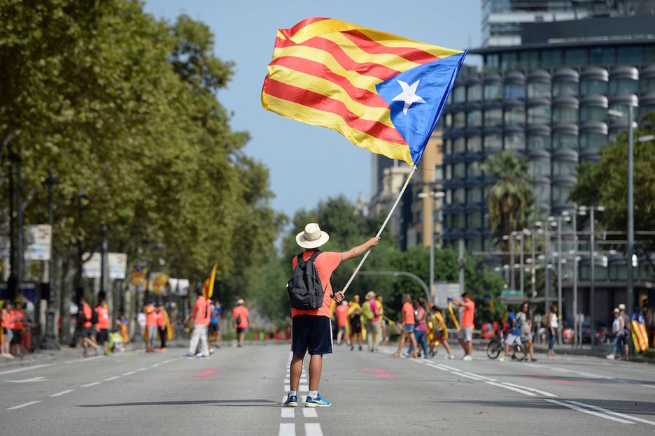 Un hombre ondea una estelada antes de la movilización. (Josep LAGO/AFP) Un hombre ondea una estelada antes de la movilización. (Josep LAGO/AFP)