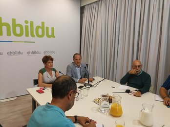 Bakartxo Ruiz y Adolfo Araiz, en la comparecencia de hoy en Iruñea. (@MartxeloDiaz)