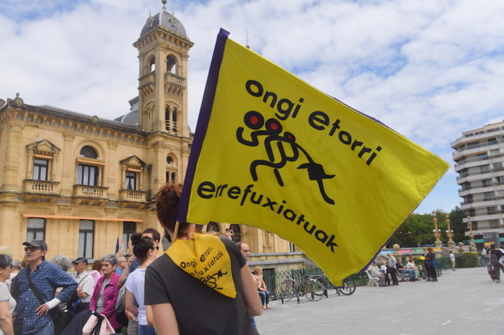 Errefuxiatuen aldeko bandera bat, Donostian egindako protesta batean. (Jon URBE/FOKU)